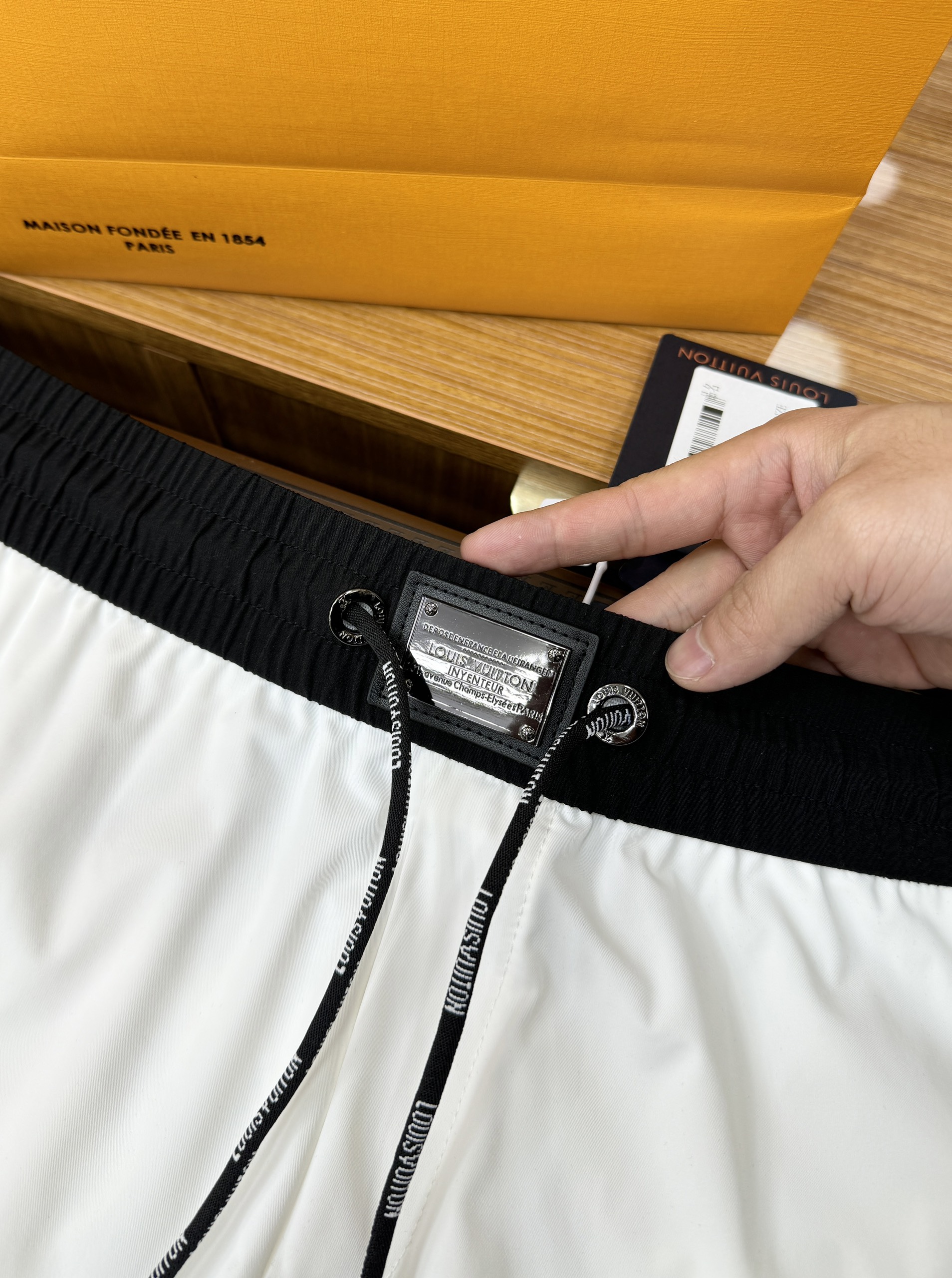 Quần short gió Louis Vuitton LV logo LV viền sườn Like Auth 1-1 on web CD MK